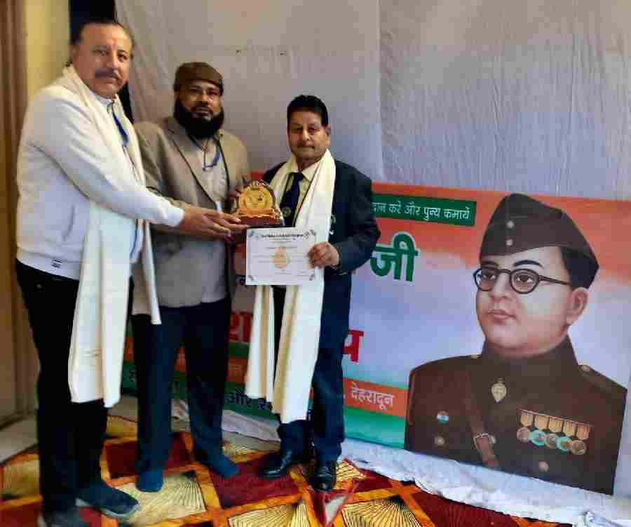 डॉ० अनिल वर्मा सुभाष चंद्र बोस रक्तदान क्रांतिवीर अवॉर्ड से सम्मानित, रक्तदान इंसानियत की पहचान है–हाजी शेख इकबाल