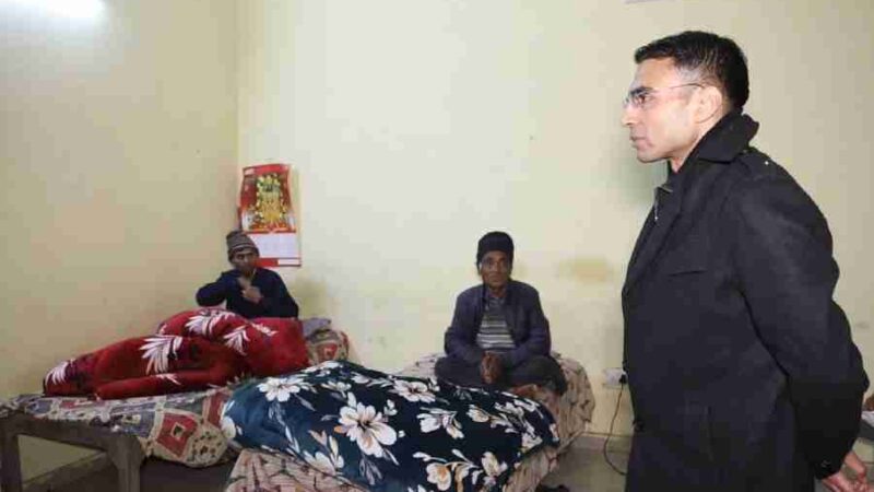 शीतलहरी रात्रि में अचानक शहर के चौक-चौराहों पर पंहुच डीएम ने देखी अलाव व्यवस्था, रेनबसेरों में रहने वालों का जाना हाल