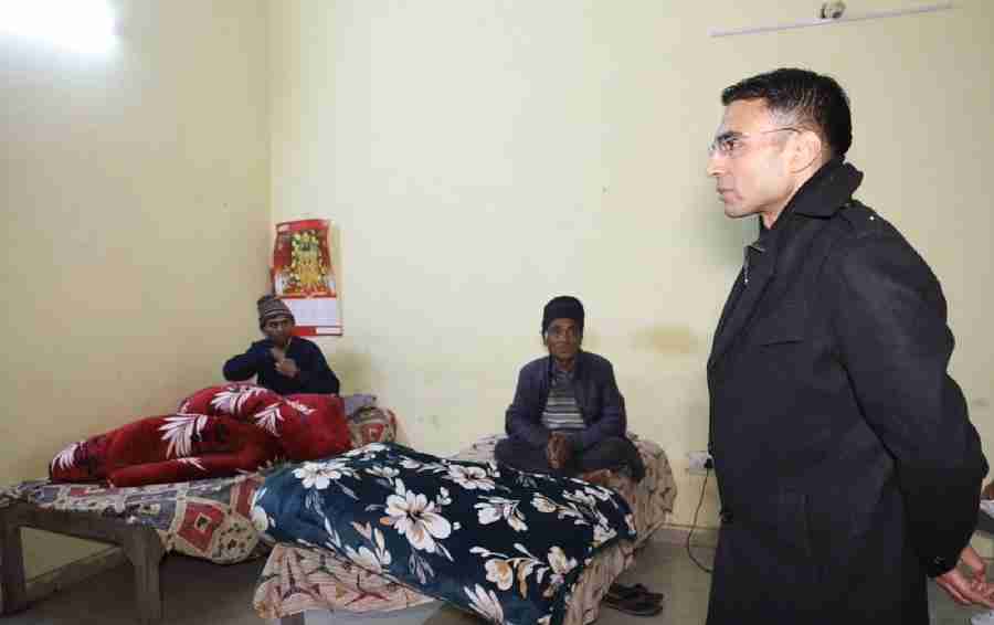 शीतलहरी रात्रि में अचानक शहर के चौक-चौराहों पर पंहुच डीएम ने देखी अलाव व्यवस्था, रेनबसेरों में रहने वालों का जाना हाल