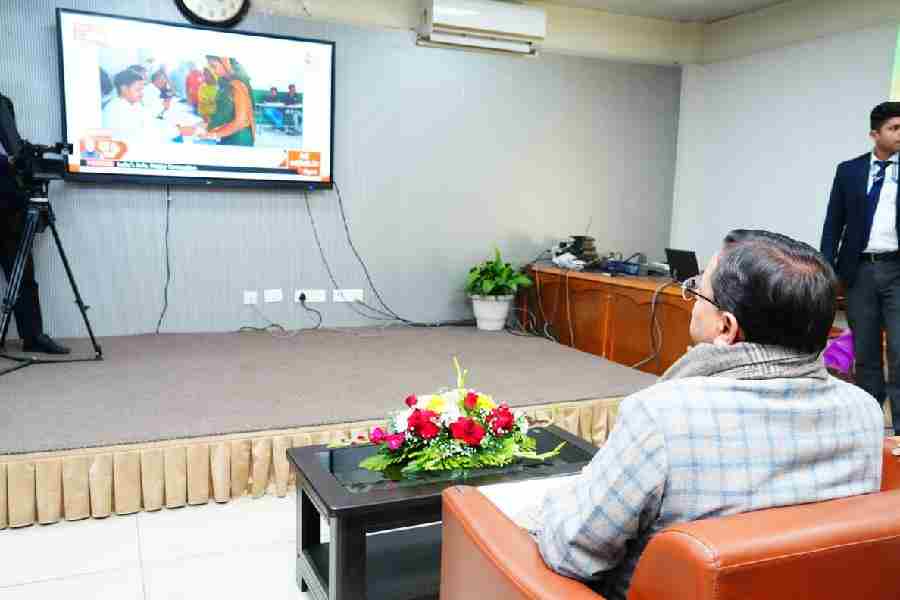 मुख्यमंत्री धामी ने दून लाइब्रेरी देहरादून में प्रधानमंत्री मोदी के मन की बात के 130वें एपिसोड को सुना