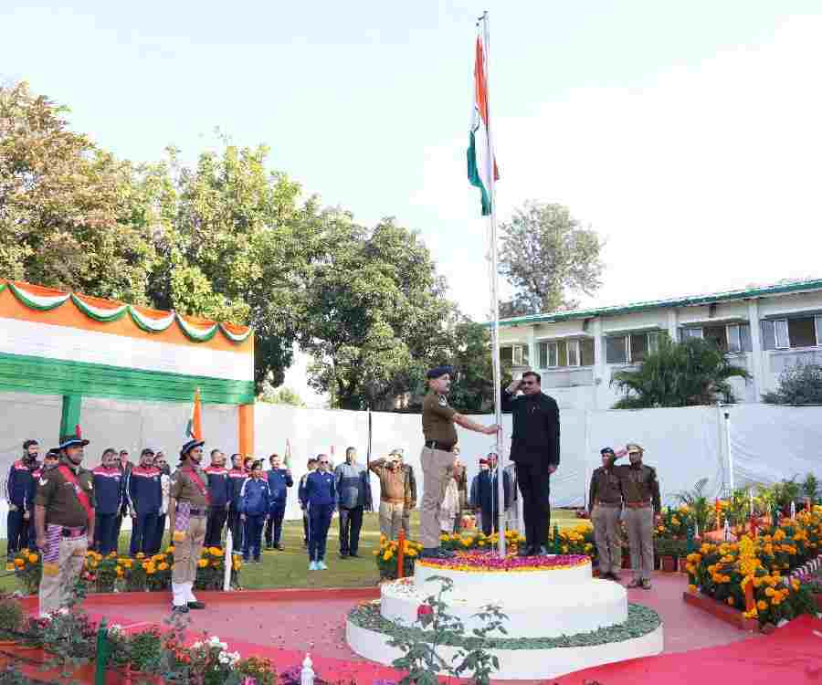 मुख्य सचिव ने सचिवालय में ध्वज फहराकर प्रदेशवासियों और सचिवालय परिवार को गणतंत्र दिवस की बधाई दी
