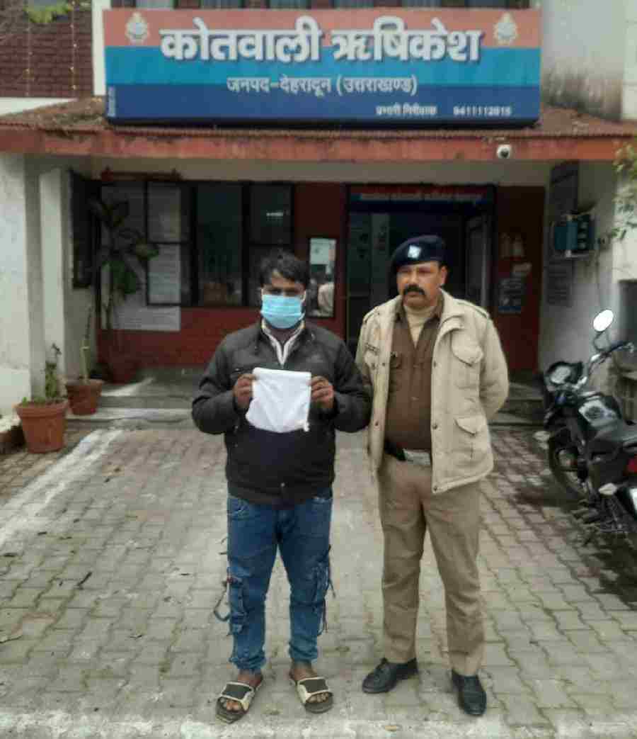 एसएसपी दून के नेतृत्व में नशा तस्करों पर दून पुलिस का एक और प्रहार, लाखों रुपये कीमत की अवैध स्मैक के साथ एक नशा तस्कर चढ़ा दून पुलिस के हत्थे, 15 लाख रु० से अधिक मूल्य की अवैध स्मैक बरामद