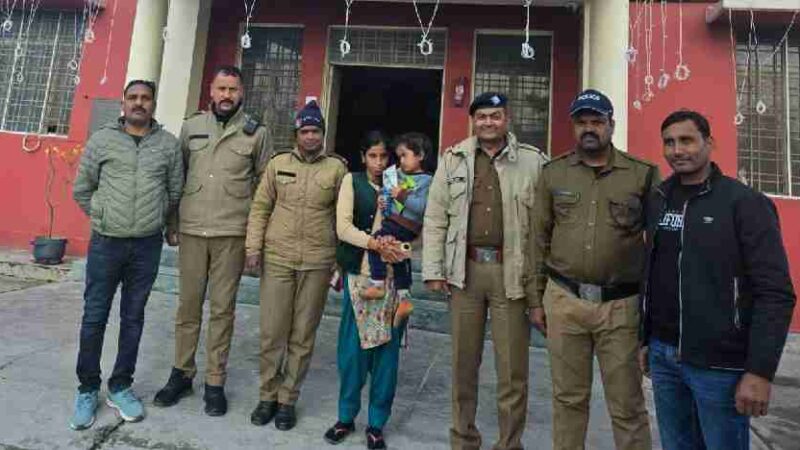 बिछड़ो को अपनों से मिलाकर दून पुलिस ने बिखेरी मायूस चेहरों पर मुस्कान, घर से बिछड़कर लावारिस अवस्था मे भटक रहे 03 वर्षीय अबोध बालक को सकुशल किया उसके परिजनों के सुपुर्द