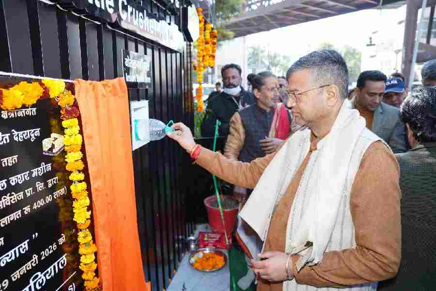 शहर में प्लास्टिक कचरे के प्रभावी प्रबंधन एवं पर्यावरण संरक्षण को बढ़ावा देने के उद्देश्य से नगर निगम की अभिनव पहल, नगर निगम परिसर के बाहर स्वचालित प्लास्टिक बोतल क्रशिंग मशीन की स्थापना