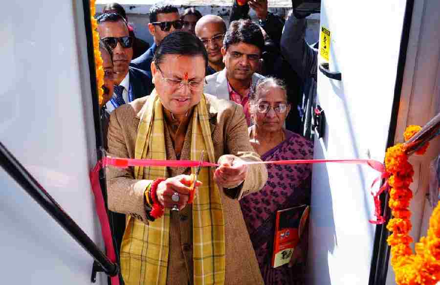 मुख्यमंत्री धामी ने छात्र कौशल संवर्धन हेतु लैब ऑन व्हील्स (इंफोसिस स्प्रिंगबोर्ड) का किया फ्लैग ऑफ