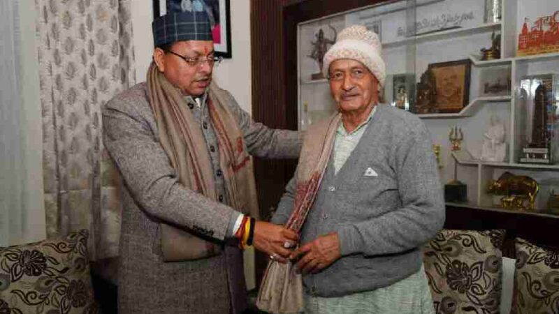 मुख्यमंत्री धामी ने पद्म भूषण सम्मान हेतु चयनित होने पर पूर्व मुख्यमंत्री भगत सिंह कोश्यारी को उनके आवास पर पहुंच कर दी बधाई