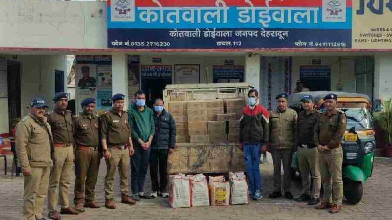 शराब तस्करों के विरूद्ध दून पुलिस को मिली बडी सफलता, भारी मात्रा में अवैध शराब के साथ 3 शराब तस्करों को पुलिस ने किया गिरफ्तार, 15 पेटी अंग्रेजी शराब व 128 पेटी देसी शराब हुई बरामद