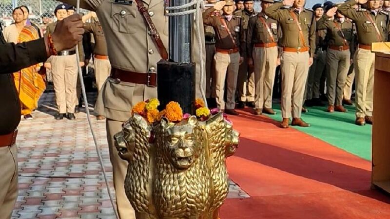 77 वे गणतंत्र दिवस के अवसर पर एसएसपी देहरादून ने पुलिस लाइन देहरादून में किया ध्वजारोहण, अधीनस्थ अधिकारियों को दिलाई संविधान की उद्देशिका की शपथ