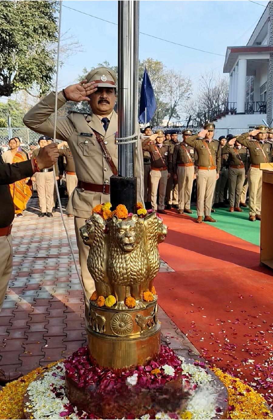 77 वे गणतंत्र दिवस के अवसर पर एसएसपी देहरादून ने पुलिस लाइन देहरादून में किया ध्वजारोहण, अधीनस्थ अधिकारियों को दिलाई संविधान की उद्देशिका की शपथ