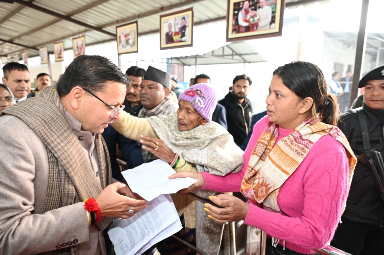 मुख्यमंत्री धामी ने खटीमा भ्रमण के दूसरे दिन कैंप कार्यालय लोहियाहेड व हेलीपेड में जनप्रतिनिधियों व जनता से मुलाकात कर जनसमस्याएं सुनी, अधिकारियों को समस्याओं का समाधान करने के दिए निर्देश