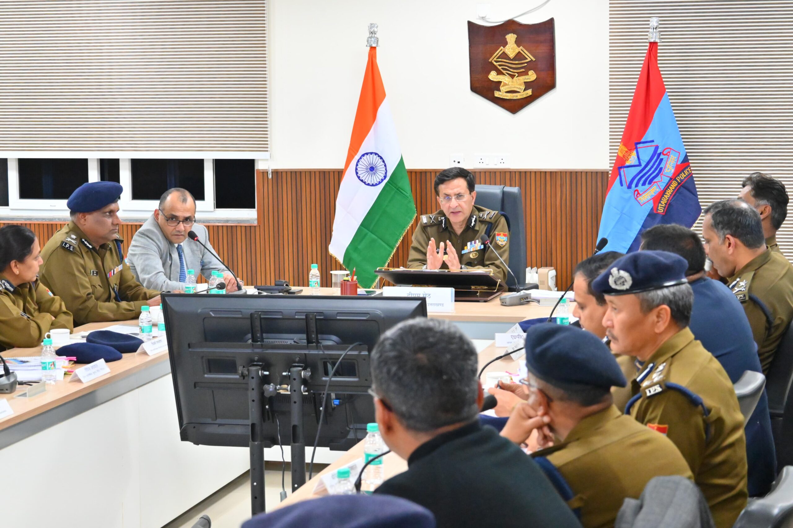 डीजीपी उत्तराखंड की अपराध और कानून व्यवस्था पर हाई-लेवल समीक्षा बैठक, गंभीर आपराधिक घटनाओं में लापरवाही बरतने वाले पुलिस कर्मियों के विरुद्ध सख़्त कार्यवाही