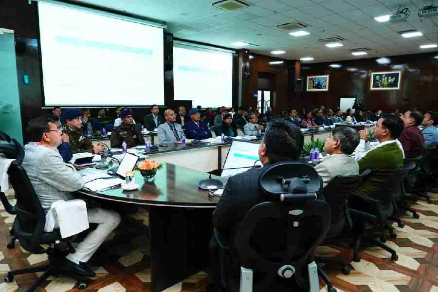 सीएम धामी के सख्त निर्देश कानून व्यवस्था से कोई समझौता नहीं, पुलिस का वर्क कल्चर सुधरे, आम आदमी को न सताया जाए- मुख्यमंत्री