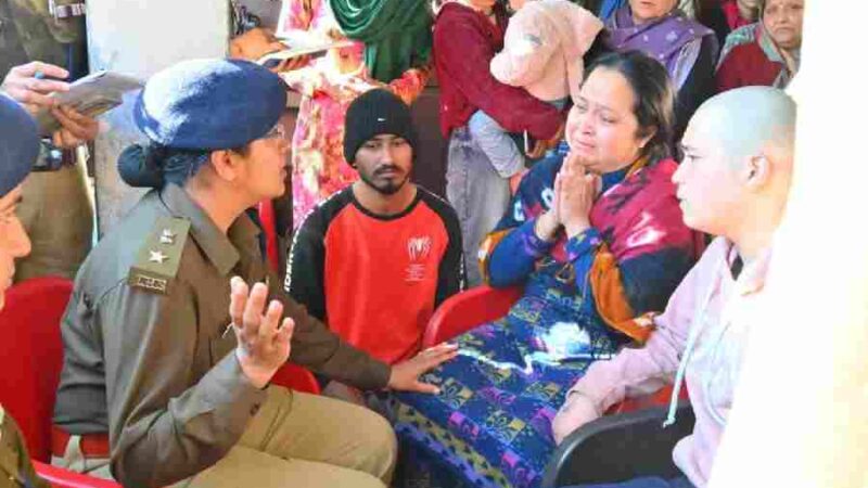 देहरादून हत्याकांड प्रकरण में एसपी मुख्यालय ने किया घटनास्थल का निरीक्षण, परिवार का पक्ष सुनकर जुटाई अहम जानकारी, निष्पक्ष जांच का दिया भरोसा, कोतवाली और खुड़बुड़ा चौकी के रिकॉर्ड की गहन समीक्षा, महिलाओं की सुरक्षा हमारी सर्वोच्च प्राथमिकता: विशाखा अशोक भदाणे (IPS)