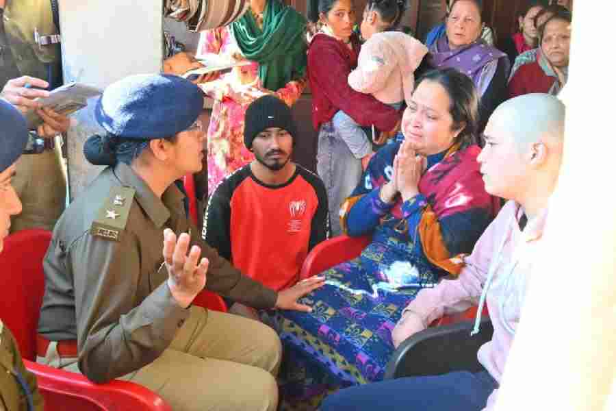 देहरादून हत्याकांड प्रकरण में एसपी मुख्यालय ने किया घटनास्थल का निरीक्षण, परिवार का पक्ष सुनकर जुटाई अहम जानकारी, निष्पक्ष जांच का दिया भरोसा, कोतवाली और खुड़बुड़ा चौकी के रिकॉर्ड की गहन समीक्षा, महिलाओं की सुरक्षा हमारी सर्वोच्च प्राथमिकता: विशाखा अशोक भदाणे (IPS)