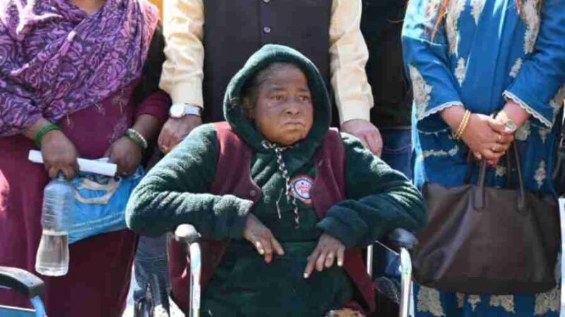 कैबिनेट मंत्री गणेश जोशी ने गरीब एवं असहाय परिवार के दिव्यांग बुजुर्ग को व्हीलचेयर की भेंट