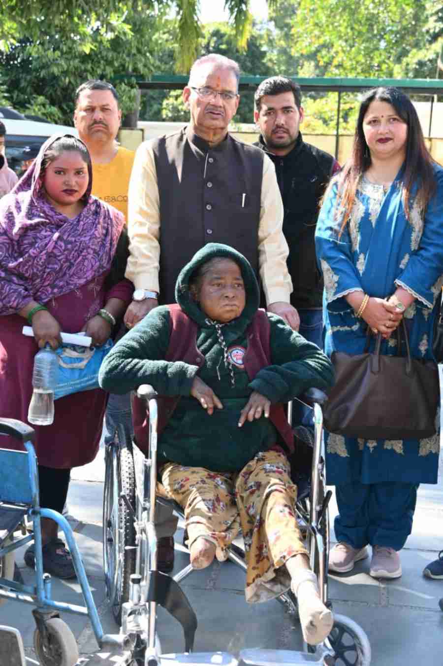 कैबिनेट मंत्री गणेश जोशी ने गरीब एवं असहाय परिवार के दिव्यांग बुजुर्ग को व्हीलचेयर की भेंट