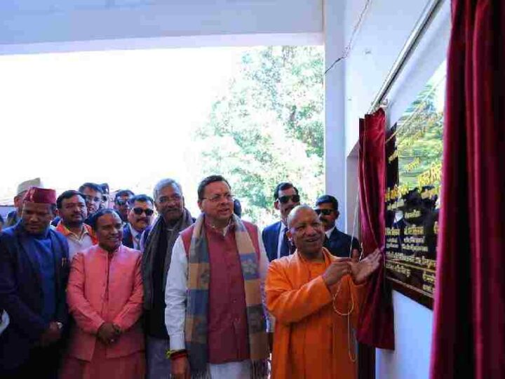 इंटर कॉलेज यमकेश्वर के नवनिर्मित दो मंजिला भवन के उद्घाटन के अवसर पर यमकेश्वर पहुंचे मुख्यमंत्री धामी एवं उत्तर प्रदेश के मुख्यमंत्री योगी आदित्यनाथ