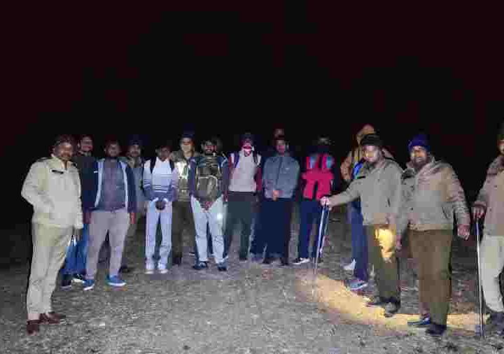 सहसपुर क्षेत्रान्तर्गत ट्रेकिंग रूट पर पहाडियों एवं जंगलों के बीच फंसे युवको के लिये मददगार बनी दून पुलिस, 10 युवक ट्रेकिंग के दौरान रात्रि में रास्ता भटककर फंस गये थे जंगल में, युवकों का सकुशल रेस्क्यू कर निकाला बाहर