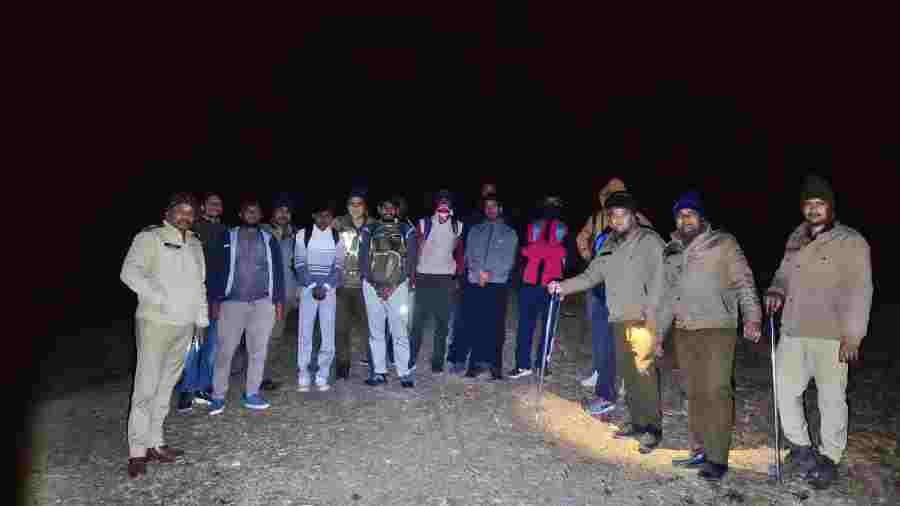 सहसपुर क्षेत्रान्तर्गत ट्रेकिंग रूट पर पहाडियों एवं जंगलों के बीच फंसे युवको के लिये मददगार बनी दून पुलिस, 10 युवक ट्रेकिंग के दौरान रात्रि में रास्ता भटककर फंस गये थे जंगल में, युवकों का सकुशल रेस्क्यू कर निकाला बाहर