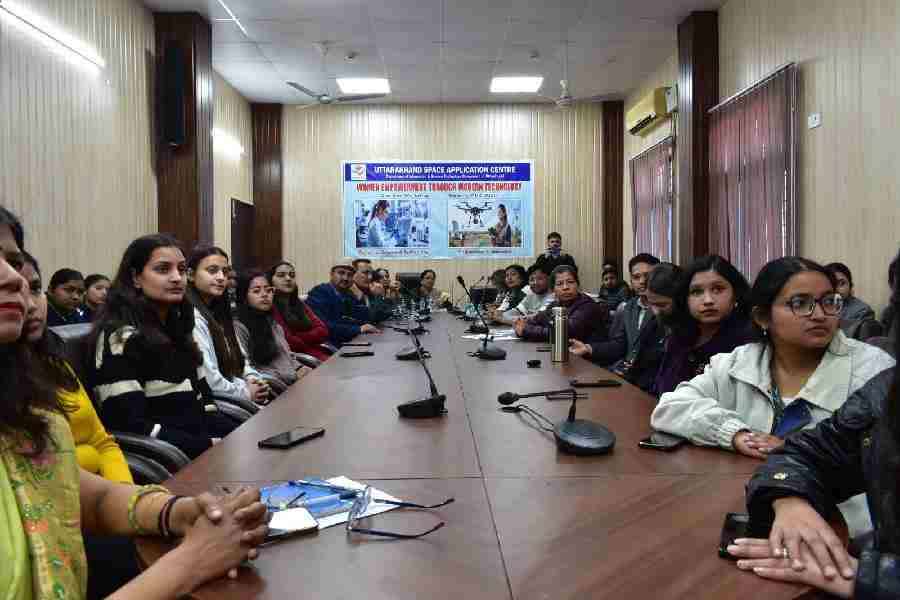 उत्तराखंड अंतरिक्ष उपयोग केंद्र (यूसैक) के सभागार में आधुनिक तकनीक के माध्यम से महिला सशक्तिकरण विषय पर एक दिवसीय कार्यशाला का आयोजन