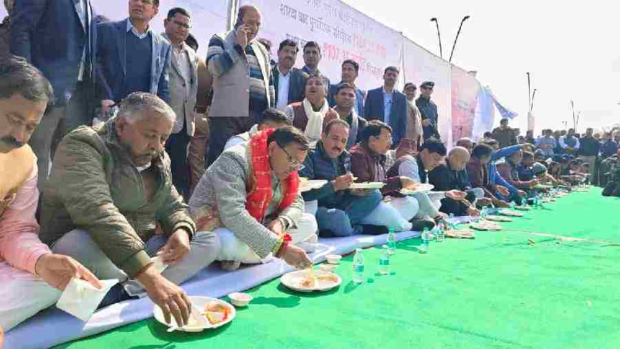 टनकपुर में संस्कृति और समरसता का उत्सव, मुख्यमंत्री ने लिया खिचड़ी प्रसाद, माघ खिचड़ी भोज में मुख्यमंत्री धामी, खड़ी होली की धुनों पर झूम उठा टनकपुर