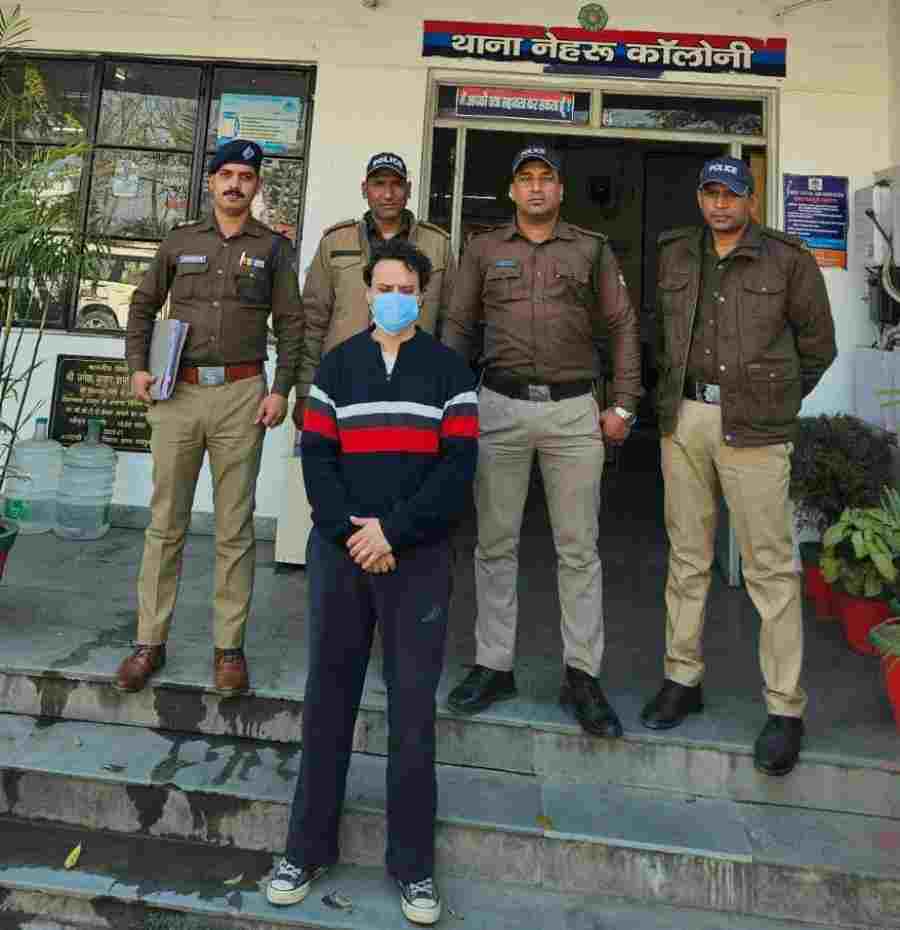 एसएसपी दून की सख्ती से शातिर कबूतरबाज़ आया दून पुलिस की गिरफ्त में, विदेश भेजने के नाम पर लोगों से ठगी करने वाले अभियुक्त को किया गिरफ्तार, लोगों को विदेश भेजने के नाम पर कूटरचित दस्तावेज, अपॉइंटमेंट लेटर मेल के जरिए भेजकर की थी करोड़ो रुपयों की धोखाधड़ी