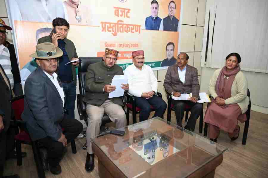 पूर्व सैनिकों ने सैनिक कल्याण मंत्री गणेश जोशी से की मुलाकात