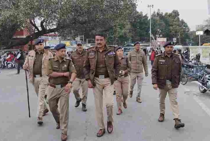 एसएसपी देहरादून ने शहर के व्यस्ततम मार्गो/भीड़ भाड़ वाले स्थानों का पैदल भ्रमण कर लिया सुरक्षा व्यवस्था का जायजा