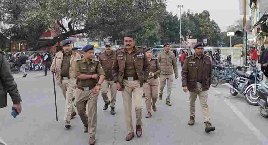 एसएसपी देहरादून ने शहर के व्यस्ततम मार्गो/भीड़ भाड़ वाले स्थानों का पैदल भ्रमण कर लिया सुरक्षा व्यवस्था का जायजा