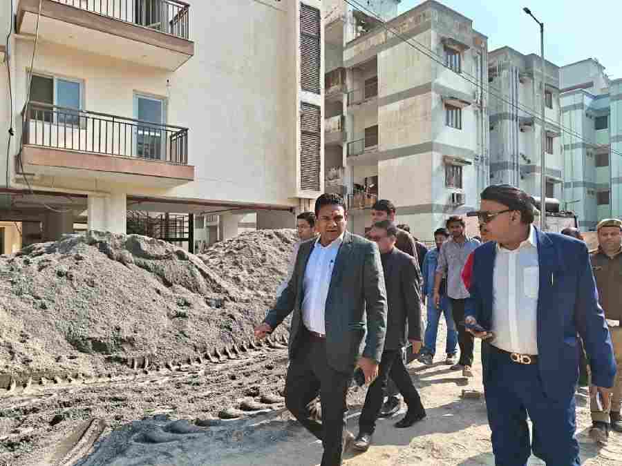 धामी विजन को जमीन पर उतारने की दिशा में बड़ा कदम, राज्य में किफायती एवं गुणवत्तापूर्ण आवास उपलब्ध कराना सरकार की सर्वोच्च प्राथमिकता, सचिव डॉ. आर. राजेश कुमार ने किया आमवाला तरला आवासीय योजना का निरीक्षण