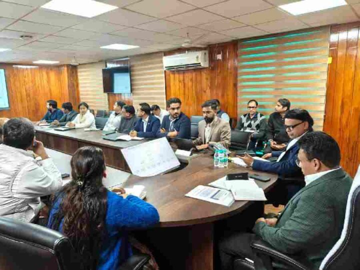 मुख्यमंत्री धामी के विज़न को गति, आवास एवं नगर विकास योजनाओं में पारदर्शिता, तकनीकी नवाचार और समयबद्ध क्रियान्वयन पर सख्ती, योजनाओं का क्रियान्वयन समयबद्ध, गुणवत्तापूर्ण और जवाबदेही- डॉ. आर. राजेश कुमार