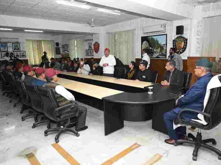 सैनिक कल्याण मंत्री गणेश जोशी ने पुलवामा आतंकी हमले की सातवीं बरसी पर आयोजित कार्यक्रम में शहीद जवानों को दी श्रद्धांजलि