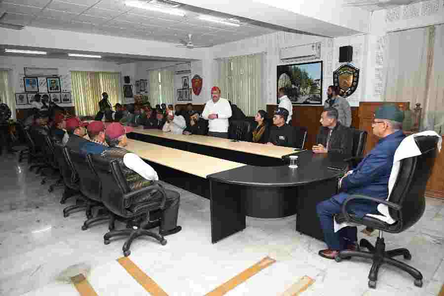 सैनिक कल्याण मंत्री गणेश जोशी ने पुलवामा आतंकी हमले की सातवीं बरसी पर आयोजित कार्यक्रम में शहीद जवानों को दी श्रद्धांजलि