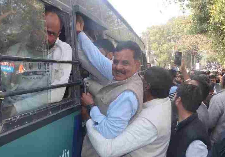 भाजपा सरकार की जनविरोधी नीतियों के विरोध में उत्तराखंड प्रदेश कांग्रेस का हल्ला बोल, प्रदेशभर से आये सैकड़ों कार्यकर्ताओ ने किया राजभवन कूच, भारी संख्या में कार्यकर्ताओं को पुलिस ने किया गिरफ्तार