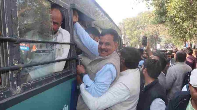 भाजपा सरकार की जनविरोधी नीतियों के विरोध में उत्तराखंड प्रदेश कांग्रेस का हल्ला बोल, प्रदेशभर से आये सैकड़ों कार्यकर्ताओ ने किया राजभवन कूच, भारी संख्या में कार्यकर्ताओं को पुलिस ने किया गिरफ्तार