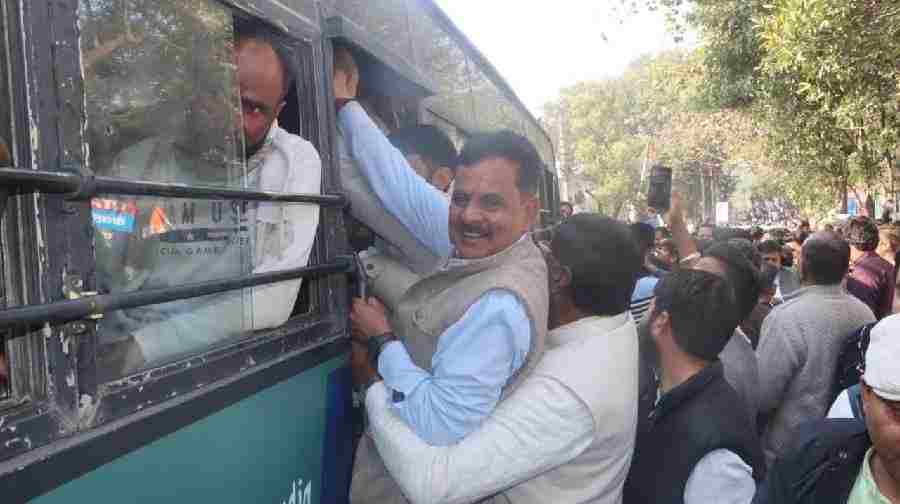 भाजपा सरकार की जनविरोधी नीतियों के विरोध में उत्तराखंड प्रदेश कांग्रेस का हल्ला बोल, प्रदेशभर से आये सैकड़ों कार्यकर्ताओ ने किया राजभवन कूच, भारी संख्या में कार्यकर्ताओं को पुलिस ने किया गिरफ्तार