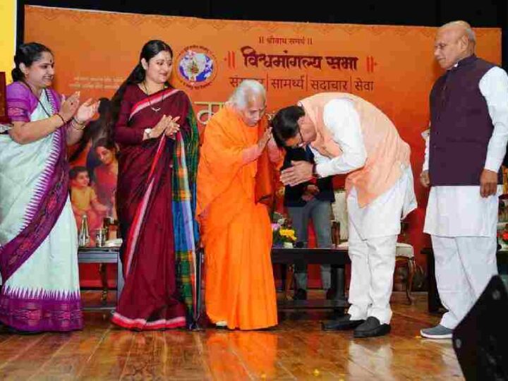 मुख्यमंत्री धामी ने राजकीय दून मेडिकल कॉलेज में विश्वमांगल्य सभा के तत्वाधान में आयोजित ‘मातृ संस्कार समागम’ कार्यक्रम में किया प्रतिभाग, परिवार ही पहला विद्यालय – माँ के संस्कारों से बनता है राष्ट्र का चरित्रः मुख्यमंत्री धामी