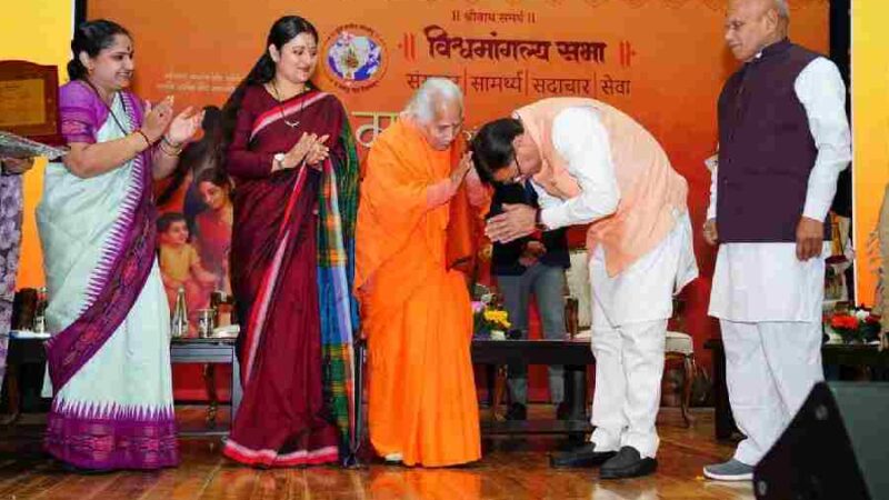 मुख्यमंत्री धामी ने राजकीय दून मेडिकल कॉलेज में विश्वमांगल्य सभा के तत्वाधान में आयोजित ‘मातृ संस्कार समागम’ कार्यक्रम में किया प्रतिभाग, परिवार ही पहला विद्यालय – माँ के संस्कारों से बनता है राष्ट्र का चरित्रः मुख्यमंत्री धामी