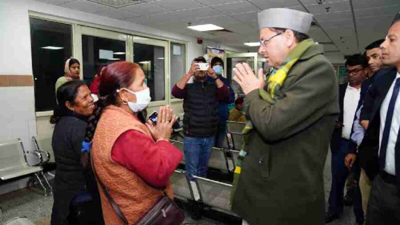 देर रात दून मेडिकल कॉलेज चिकित्सालय पहुंचे मुख्यमंत्री, व्यवस्थाओं का लिया जायजा मरीजों और तीमारदारो से सीधे संवाद कर जाना हाल-चाल, व्यवस्थाएं दुरुस्त करने हेतु दिए निर्देश