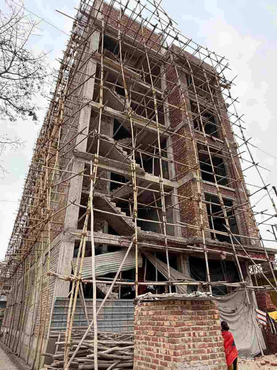 अवैध निर्माण पर एमडीडीए की सख्त कार्रवाई, ऋषिकेश में बहुमंजिला भवन सील