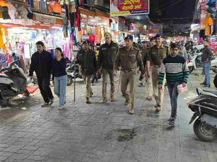 एसएसपी देहरादून द्वारा पलटन बाजार का पैदल भ्रमण कर लिया पुलिस व्यवस्थाओं का जायजा, मुख्य बाजारों/ चौराहों व भीड़ भाड़ वाले स्थानों पर पुलिस की विजिबिलिटी बढ़ाने के दिये निर्देश