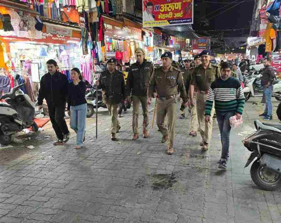 एसएसपी देहरादून द्वारा पलटन बाजार का पैदल भ्रमण कर लिया पुलिस व्यवस्थाओं का जायजा, मुख्य बाजारों/ चौराहों व भीड़ भाड़ वाले स्थानों पर पुलिस की विजिबिलिटी बढ़ाने के दिये निर्देश