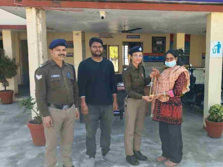 खोए हार को वापस लौटाकर दून पुलिस ने बिखेरी चेहरे पर मुस्कान, 7 लाख रू0 मूल्य के हार के मालिक को ढूंढकर किया उनके सुपुर्द
