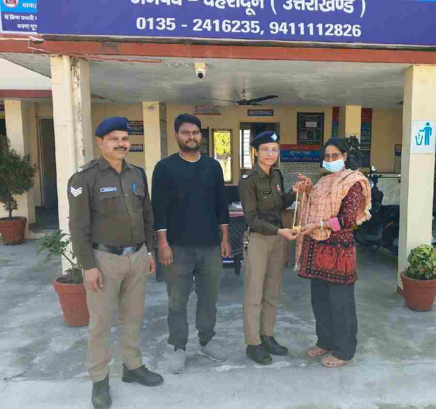खोए हार को वापस लौटाकर दून पुलिस ने बिखेरी चेहरे पर मुस्कान, 7 लाख रू0 मूल्य के हार के मालिक को ढूंढकर किया उनके सुपुर्द
