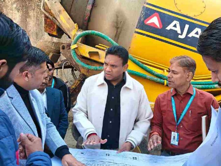 देहरादून के इंफ्रास्ट्रक्चर को नई रफ्तार, मुख्यमंत्री पुष्कर सिंह धामी के दिशा-निर्देशों पर तेज़ी से बढ़ रहे विकास कार्य आवास सचिव डॉ. आर. राजेश कुमार का एमडीडीए की तीन महत्वपूर्ण परियोजनाओं का स्थलीय निरीक्षण