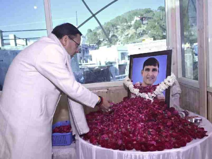 मुख्यमंत्री ने ब्लॉक प्रमुख भिकियासैंण स्व. सतीश नैनवाल को अर्पित की श्रद्धांजलि