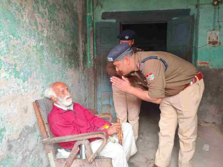 दून पुलिस पहुंची सीनियर सिटीजन के द्वार, सिनियर सिटीजन से भेंट कर जाना उनका हाल, दिलाया हर सम्भव सहायता का भरोसा