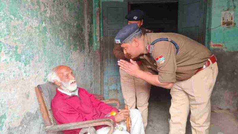 दून पुलिस पहुंची सीनियर सिटीजन के द्वार, सिनियर सिटीजन से भेंट कर जाना उनका हाल, दिलाया हर सम्भव सहायता का भरोसा