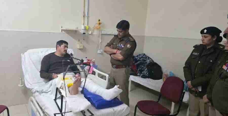 एसएसपी देहरादून ने हिमालयन अस्पताल पहुंचकर सडक दुर्घटना मे घायल उपनिरीक्षक का जाना हाल, घायल पुलिस कर्मी के परिजनों से मुलाकात कर बेहतर उपचार के लिए हर संभव सहायता का दिलाया भरोसा