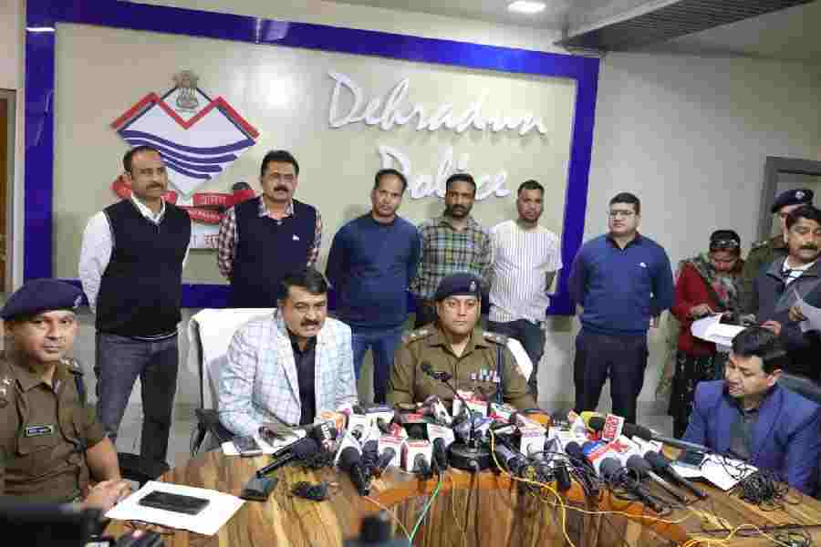 डालनवाला क्षेत्र में हुई हत्या की घटना का एसटीएफ तथा दून पुलिस की संयुक्त टीम ने किया खुलासा, घटना की साजिश में शामिल 2 अभियुक्तों को पुलिस ने अलग-अलग प्रांतो से किया गिरफ्तार, अभियुक्तों द्वारा कई माह पूर्व ही बनाई गयी थी विक्रम शर्मा को मारने की योजना